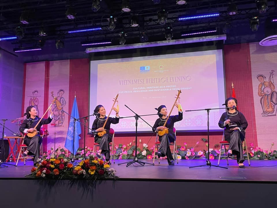 Colorful Night of Vietnamese Heritage Held in Paris