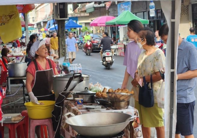 What to Eat at The First Vietnamese Street in Thailand?