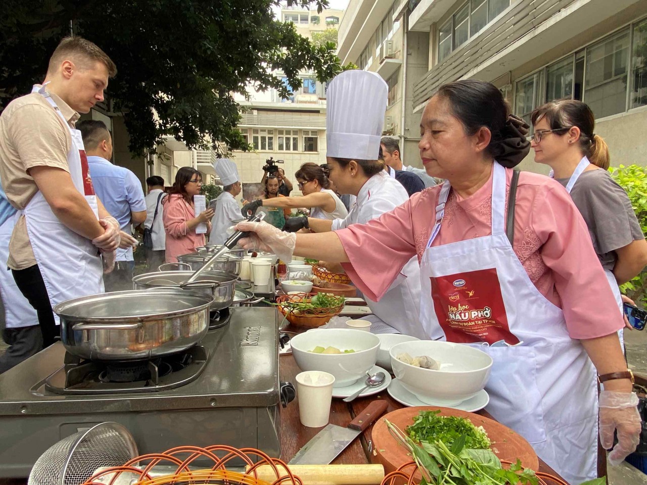 Foreign Diplomats in Ho Chi Minh City Learn to Cook Pho