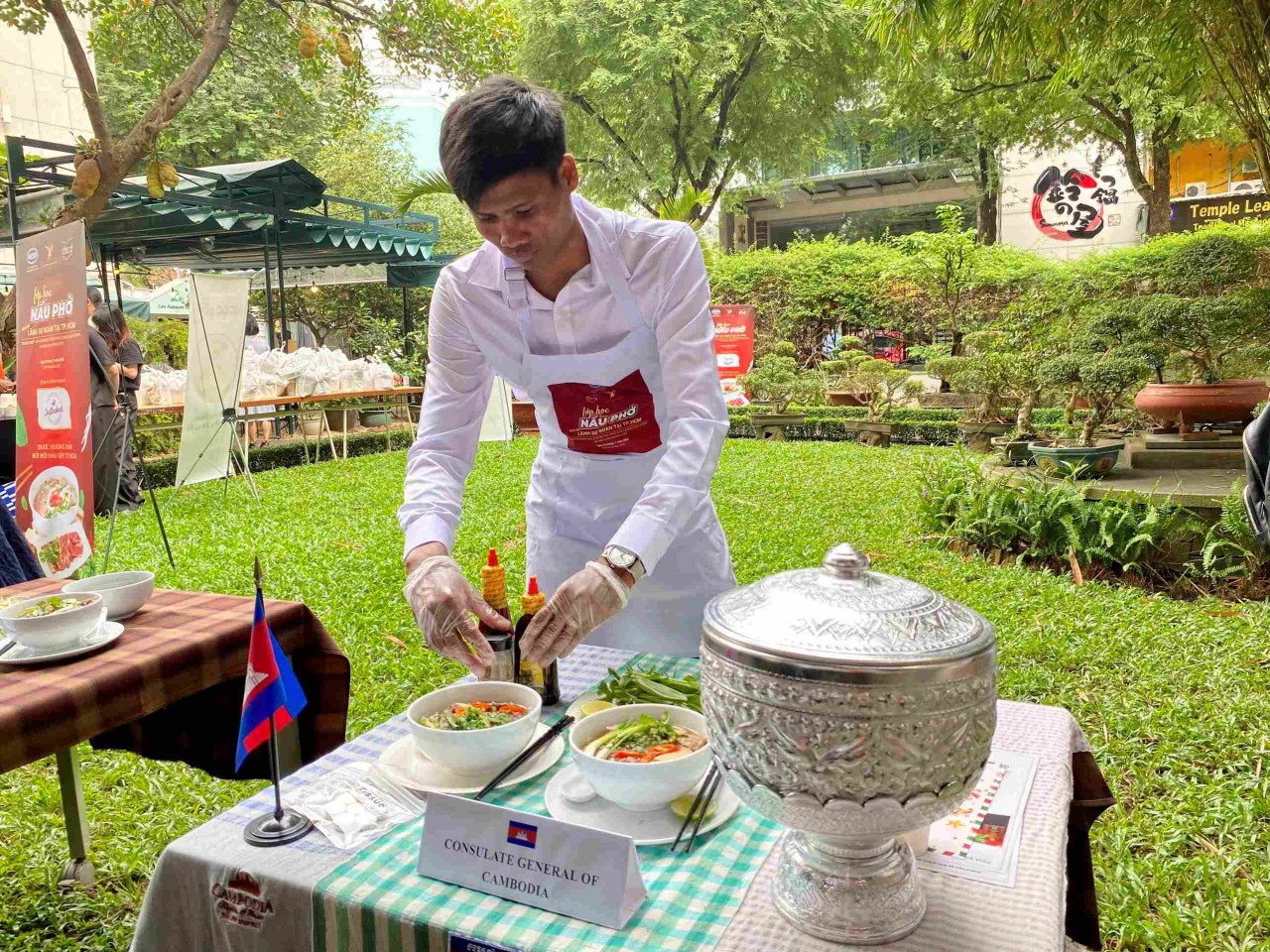 Foreign Diplomats in Ho Chi Minh City Learn to Cook Pho