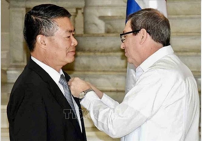 Cuba’s Deputy Minister of Foreign Affairs Anayansi Rodríguez pins the friendship medal to Vietnamese Ambassador to Cuba Le Thanh Tung. (Photo: VNA)