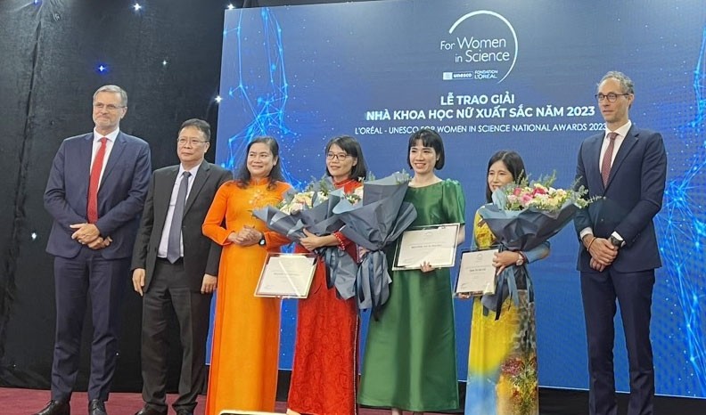 Trần Thị Kim Chi, Nguyễn Thị Ái Nhung and Nguyễn Thị Thu Hoài (second, third and fourth from right) receive the prizes from the prize council.