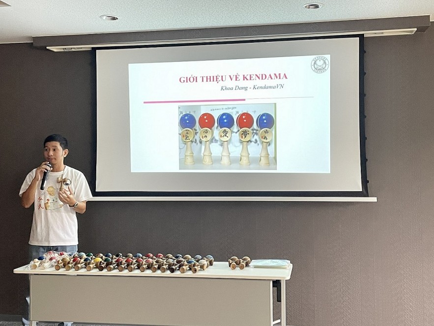 Vietnamese, International Children Introduced to Japan's Kendama Heritage