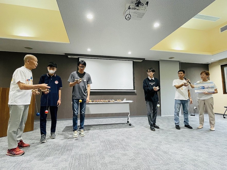 Vietnamese, International Children Introduced to Japan's Kendama Heritage