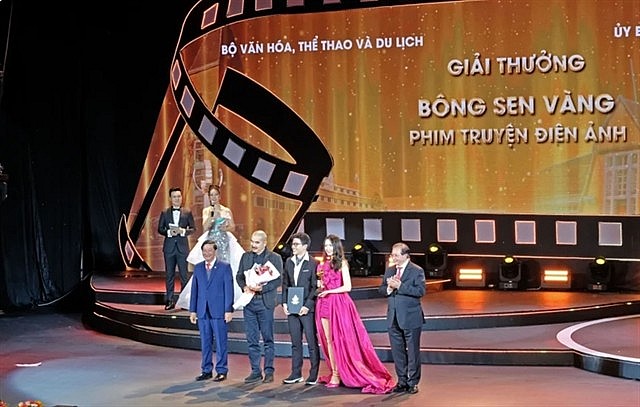Director Bùi Thạc Chuyên (second left) reveives award as Best Director at the 23rd Việt Nam National Film Festival. 