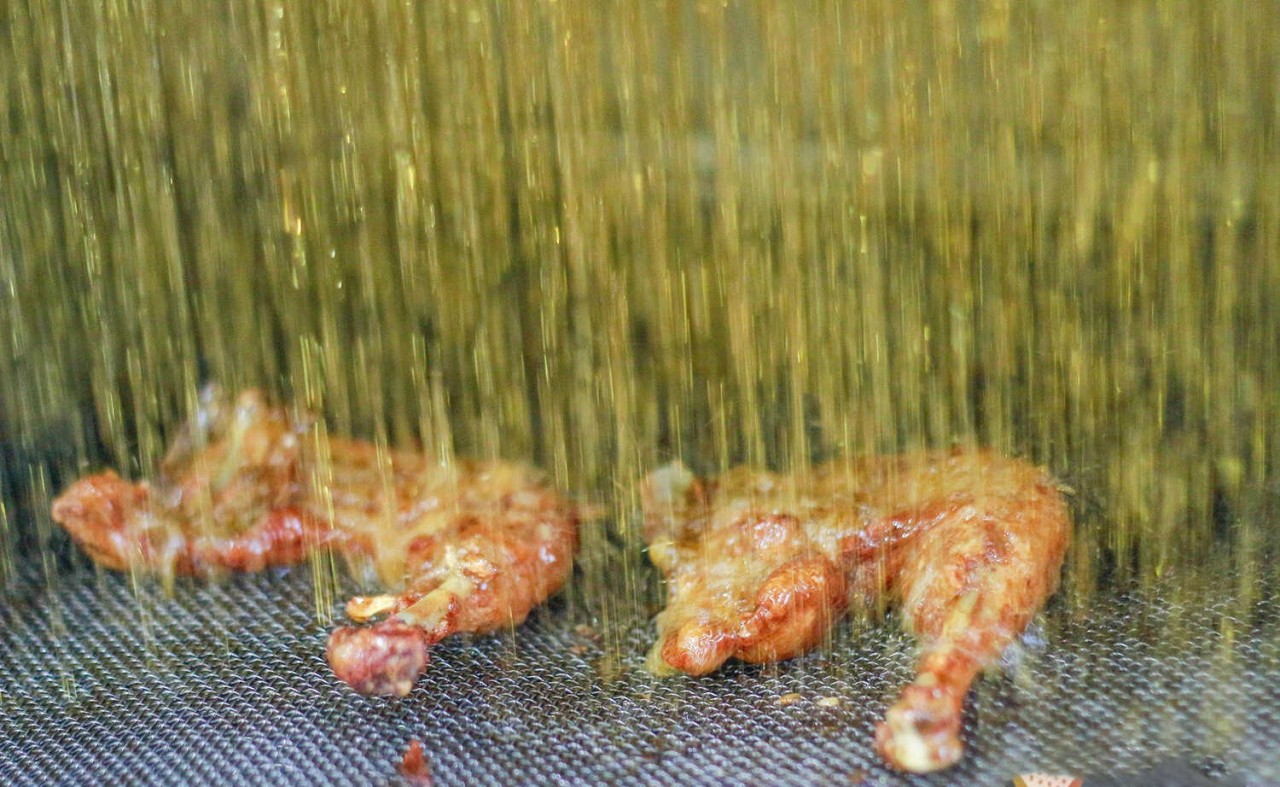Foreign Foodie Praises Vietnamese-Styled Deep Fried Chicken
