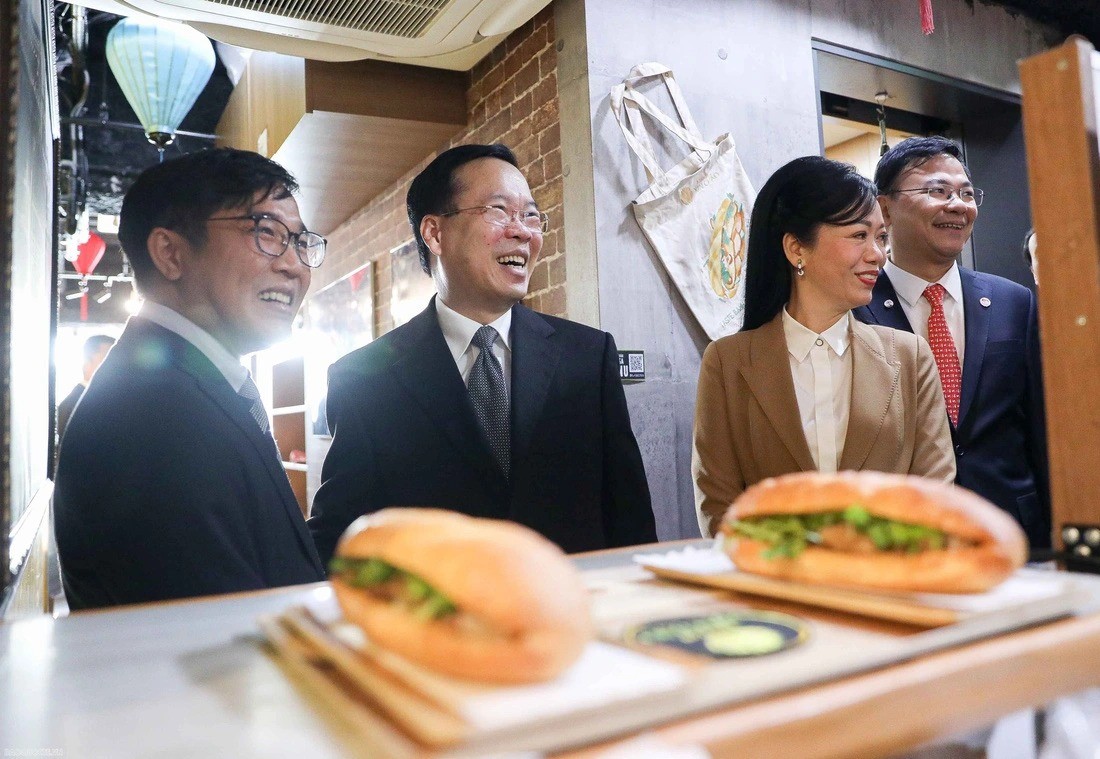 vietnams president tries banh mi in japan