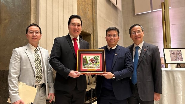 Congressman Shaun Chen, Co-chairman of the Canada-Vietnam Friendship Parliamentary Group (second from left), General Secretary of the Vietnam-Canada Friendship Association under the VUFO Nguyen Nang Khieu (second from right), and Ambassador Pham Vinh Quang (first from right). Photo: VNA