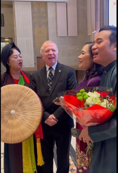 Former Canadian Ambassador to Vietnam David Devine and the staff of the Vietnamese Embassy sing with Quan Ho artists.