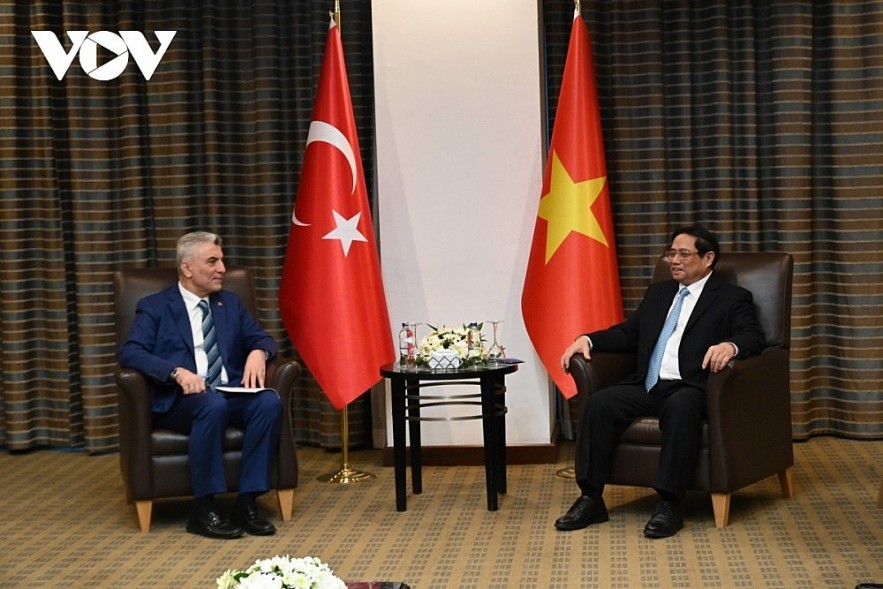 Prime Minister Pham Minh Chinh (R) receives Turkish Minister of Trade Omer Bolat  in Ankara on November 29. (Photo: VGP)