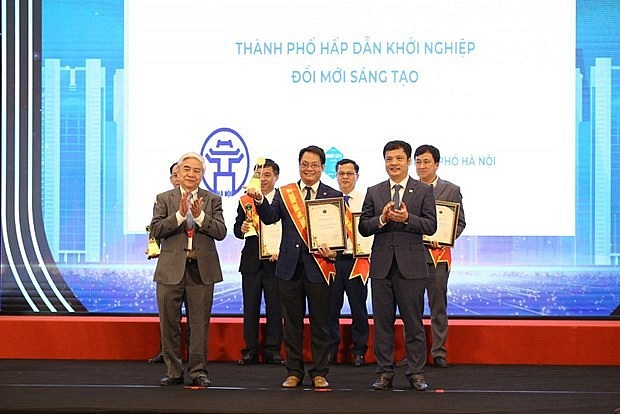 At the award ceremony. (Photo: hanoimoi.vn)