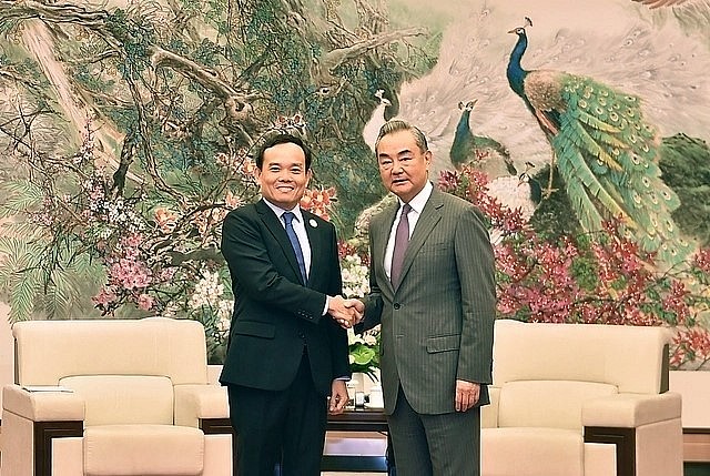 Deputy Prime Minister Tran Luu Quang (L) and Chinese Foreign Minister Wang Yi.