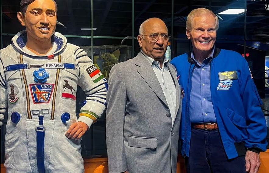 NASA administrator Bill Nelson poses for a picture with former Indian Astronaut Rakesh Sharma, during a conversation with NASA and ISRO (Indian Space Research Organisation) at VITM Auditorium, in Bengaluru, India November 29, 2023. REUTERS/Nivedita Bhattacharjee