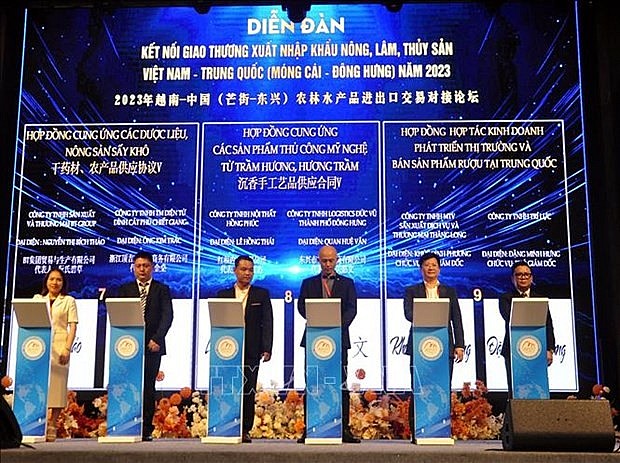 Vietnamese firms and their Chinese peers sign 21 agreements and economic contracts at a November 30 business networking forum held in the northern coastal province of Quang Ninh. (Photo: VNA)