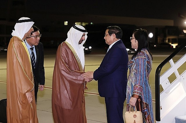 A welcome ceremony held for PM Phạm Minh Chính and his spouse at Al Maktoum international airport, Dubai. Photo: VNS