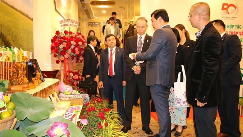 Delegates visit the OCOP product booth on the sidelines of the conference. Source: NDO