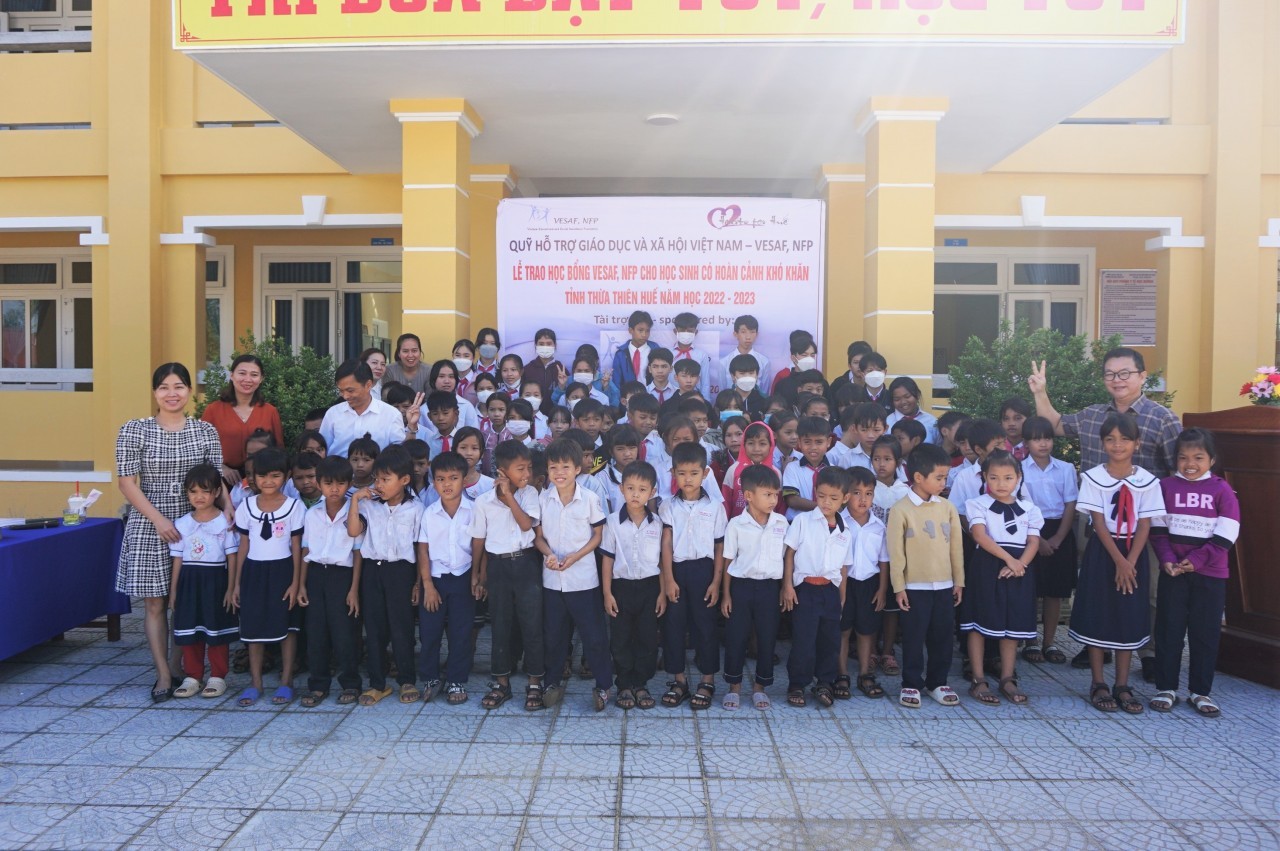 vesaf sponsors 152 scholarships for students in thua thien hue