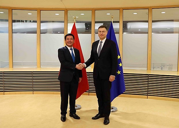 Minister of Industry and Trade Nguyen Hong Dien (L) and Executive Vice President of the European Commission (EC) and EU Commissioner for Trade Valdis Dombrovskis (Photo: VNA)