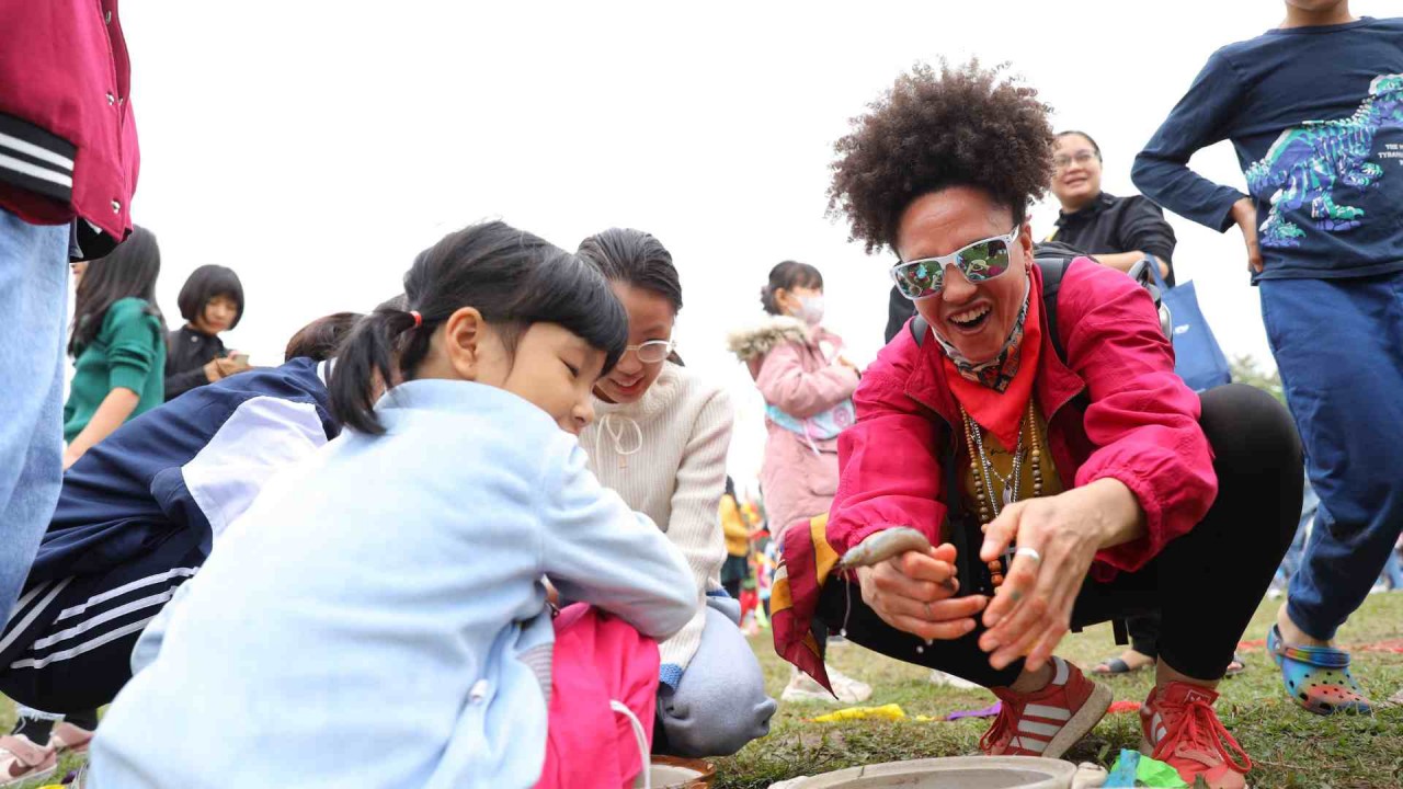 A guest excitedly competed in catching loaches with Vietnamese children.