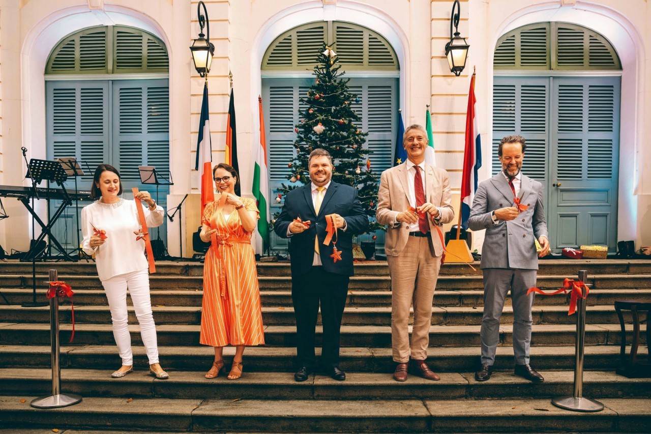 Consuls general of 5 European countries: France, Germany, Hungary, Italy and the Netherlands jointly cut the ribbon to open the Christmas Charity Fair in Ho Chi Minh City. Photo: Consulate General of France