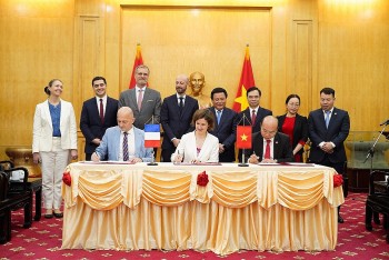Vietnam, France Boost Process of Public Service Reform and Transformation
