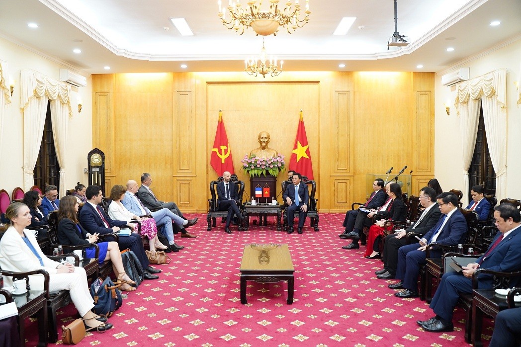 Vietnam, France Boost Process of Public Service Reform and Transformation