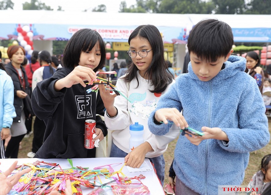 Young people were passionate about discovering Vietnamese traditional toys at the event.