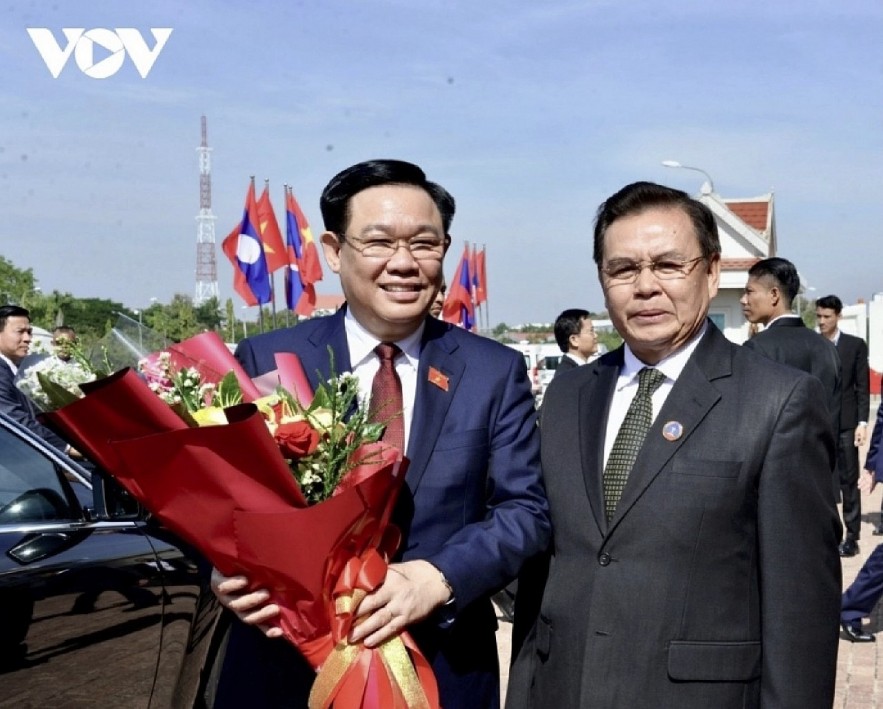 Lao NA Chairman Saysomphone Phomvihane (R) welcomes his Vietnamese counterpart Vuong Dinh Hue.