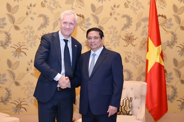 Prime Minister Pham Minh Chinh met Associate Partner at CIP Robert Helms. Photo: VGP