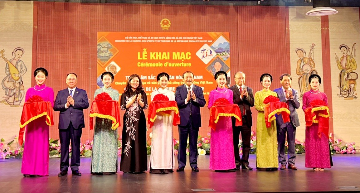 “Colors Of Vietnamese Culture” Exhibition Showcases Traditional Vietnamese Handcrafts