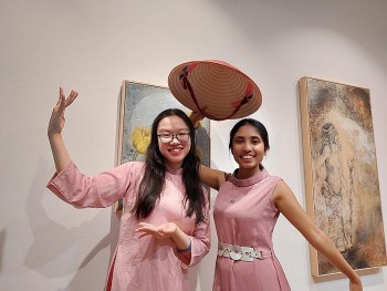 Vietnamese Youths Share Unforgettable Memories in US