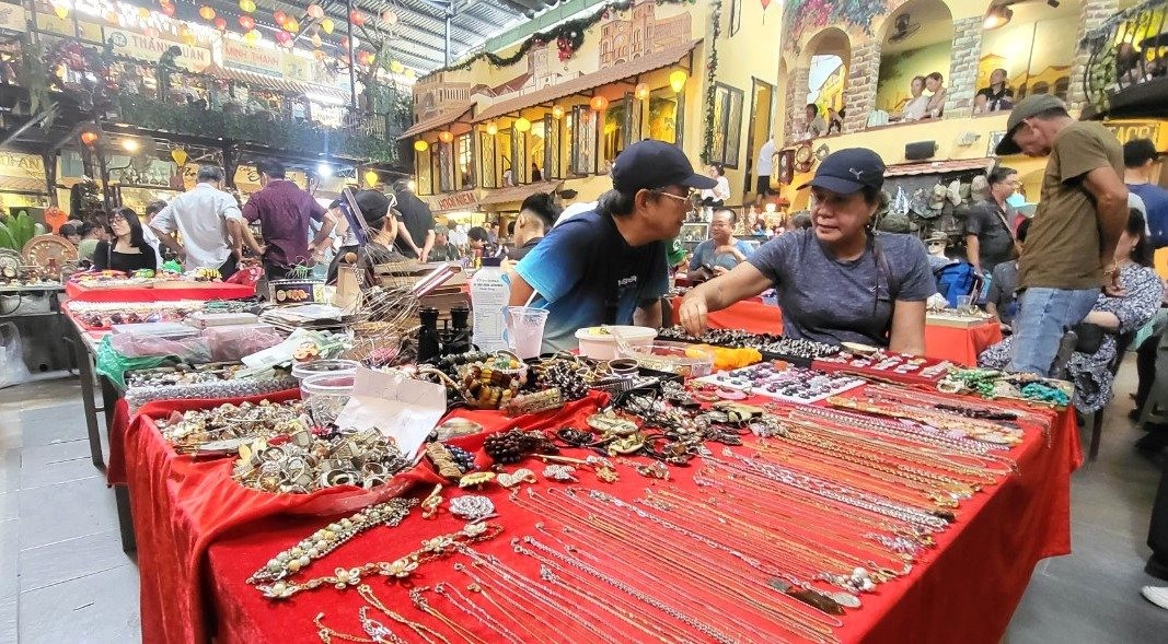 Discover The Unique Flea Market In Ho Chi Minh City