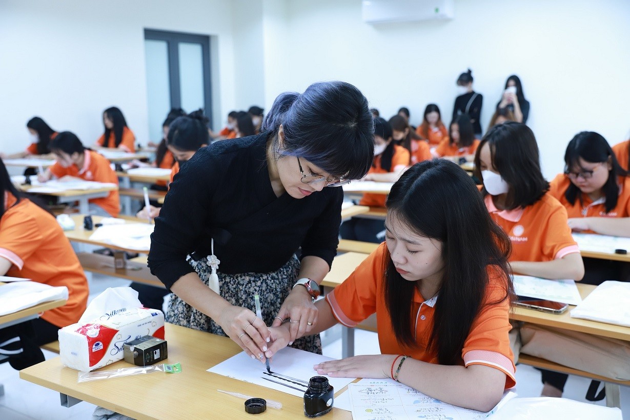 Vietnamese University Students Experience Korean Culture