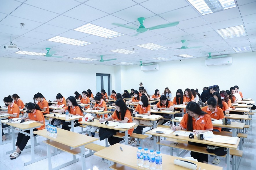 Vietnamese University Students Experience Korean Culture