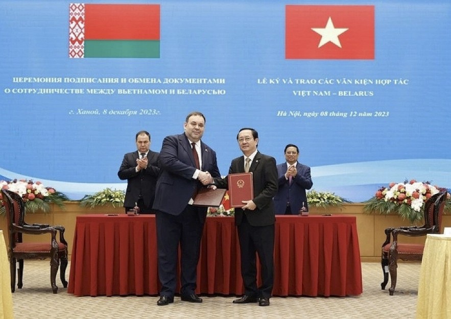 Prime Minister Pham Minh Chinh and his Belarusian counterpart Roman Golovchenko witnesses the signing and handing over of cooperation documents between the two nations.