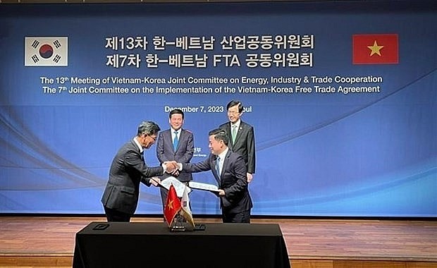 Vietnamese Minister of Industry and Trade Nguyen Hong Dien and the Republic of Korea (RoK)’s Minister of Trade, Industry and Energy Bang Moon-kyu witness the exchange of cooperation deals.