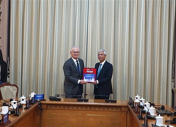 Vice Chairman of the Ho Chi Minh City People’s Committee Vo Van Hoan ( right) and President and CEO of the US Semiconductor Industry Association (SIA) John Neuffer. (Photo: VNA)