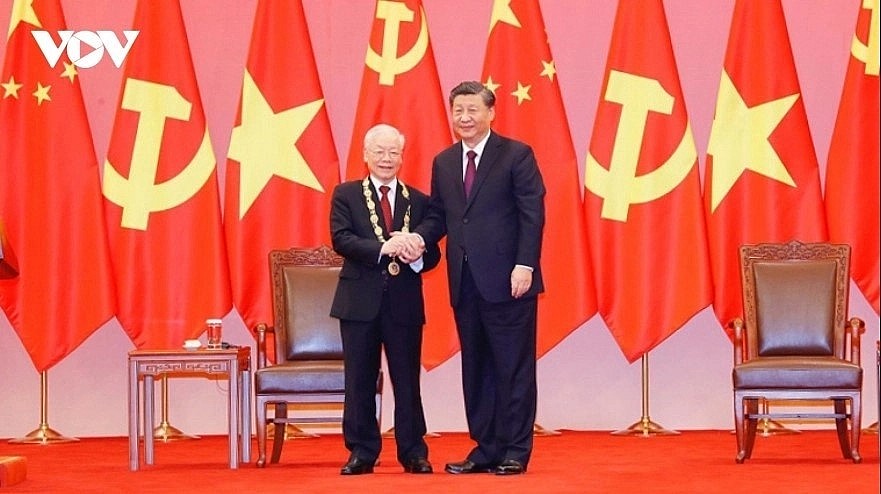 Party General Secretary and President of China Xi Jinping presents the Friendship Medal to Party General Secretary Nguyen Phu Trong in October 2022. 
