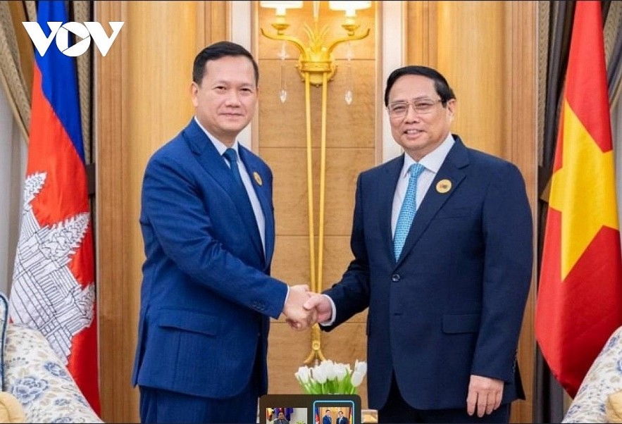 Prime Minister of Cambodia Samdech Moha Borvor Thipadei Hun Manet (L) and his Vietnamese counterpart Pham Minh Chinh