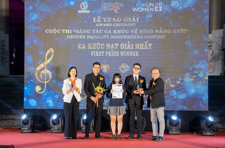 Awards Granted for Winners of Poetry and Song Writing Contest on Gender Equality