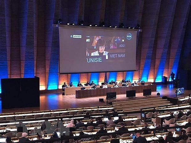 Le Thi Hong Van, head of the Vietnam Permanent Delegation to UNSCO, speaks at a UNESCO plenary session (Photo: VNA)