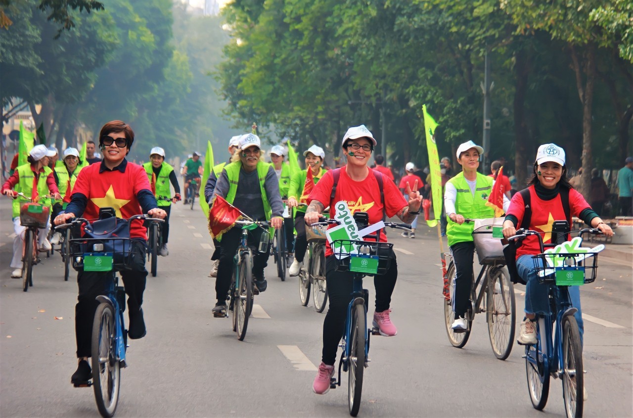 Over 100 Foreign Diplomats Join Hanoi Friendship Cycling to Promote Green Practices