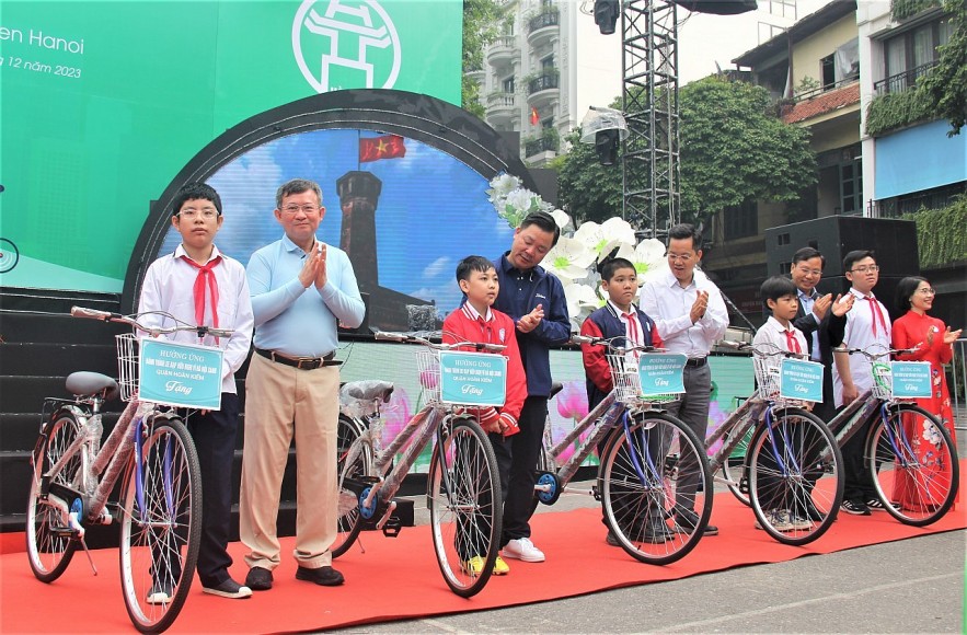 Over 100 Foreign Diplomats Join Hanoi Friendship Cycling to Promote Green Practices