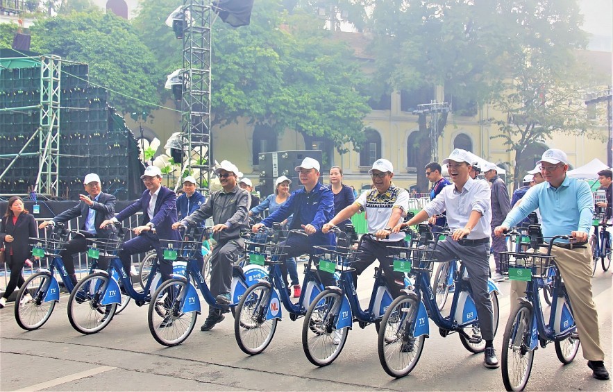 Over 100 Foreign Diplomats Join Hanoi Friendship Cycling to Promote Green Practices