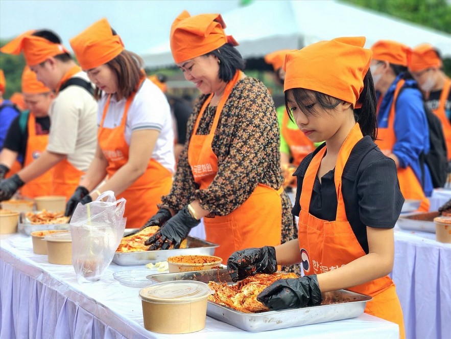 Making and Sharing Kimchi at 2023 Korean Culture Day in Hoi An