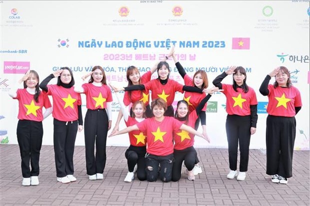 Vietnamese students and labourers perform at the event (Photo: VNA)