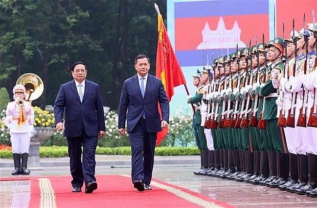 Prime Minister Pham Minh Chinh (L) and his Cambodian counterpart Samdech Moha Bovor Thipadei Hun Manet inspect the guard of honour (Photo: VNA)