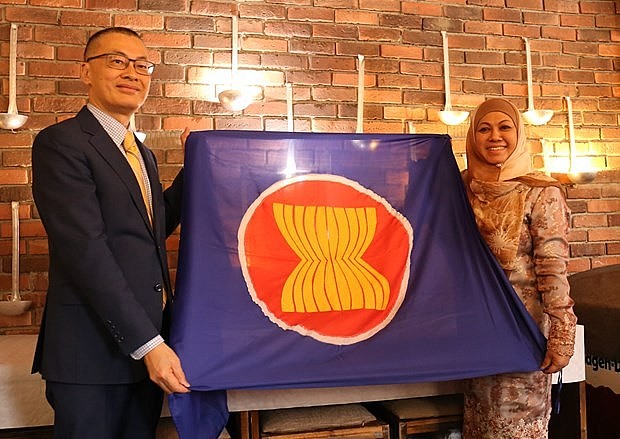 Vietnamese Ambassador to Germany Vu Quang Minh (L), Rotating Chairman of the Berlin ASEAN Committee (BAC), hands over the chairmanship role to Brunei (Photo: VNA)