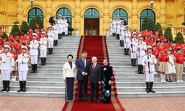 Party General Secretary Nguyen Phu Trong and his spouse (second and first from right) chair an official welcome ceremony for Chinese Party General Secretary and President Xi Jinping and his spouse (Photo: VNA)