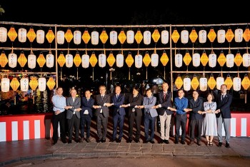 Lantern Gate Lighted up to Commemorates 50th Anniversary of Japan-Vietnam Diplomatic Relations